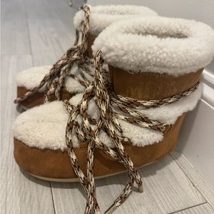 Low Shearling Boot in Whiskey & Off White
MOON BOOT